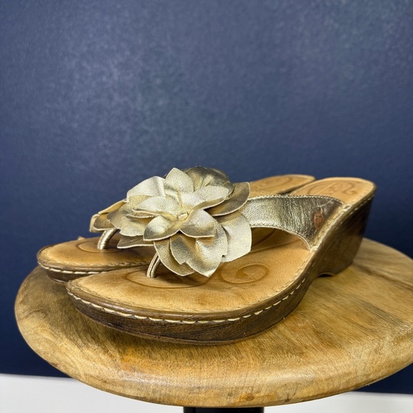 Born Radiance Floral Metallic Wedge Sandals in Gold, Size 9 - Picture 1 of 9